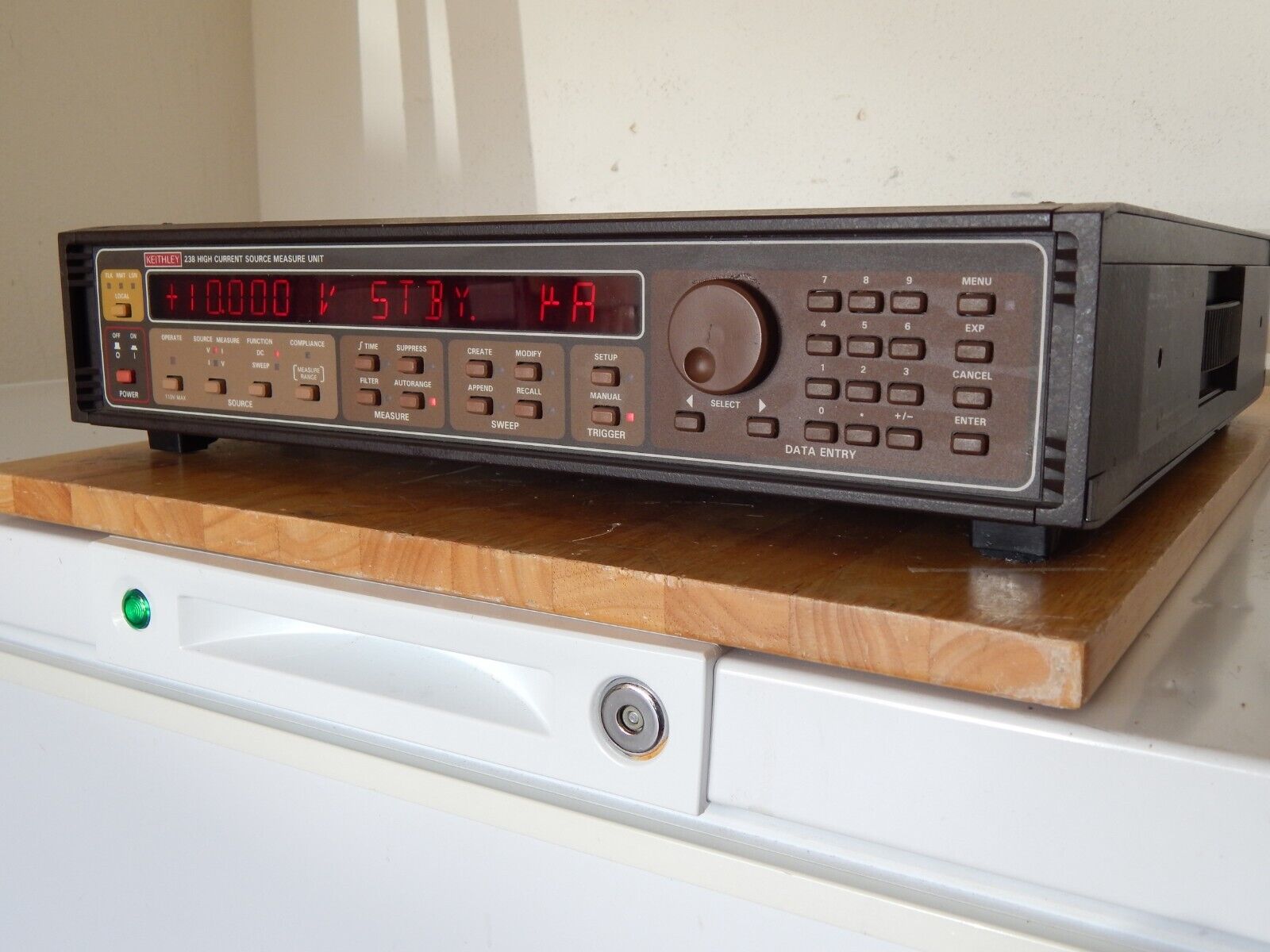 Keithley 238 High Current Source Meter, (bad GPIB holding lug) Keithley 238 High Current Source Meter, (bad GPIB holding lug)